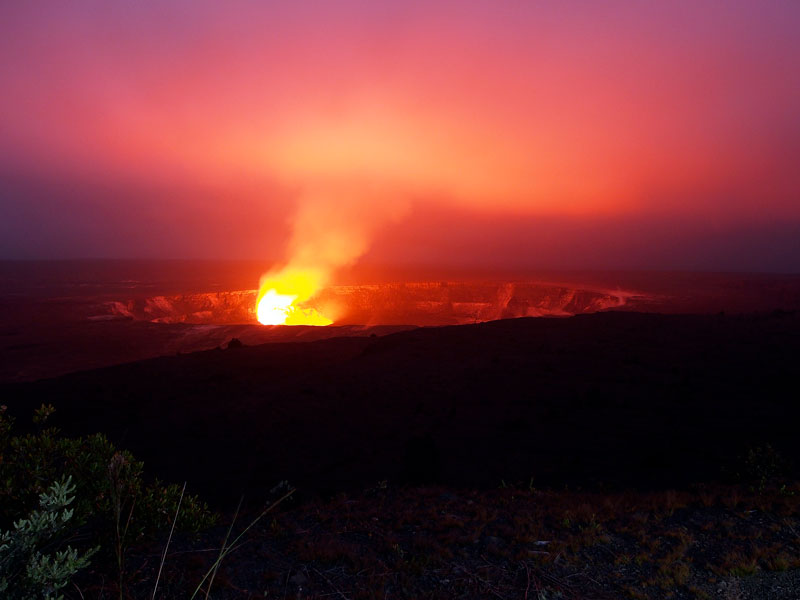 5-volcanoes-halema'uma'u-crater